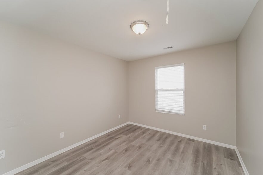 Building Photo - 5221 Valcourt Rd