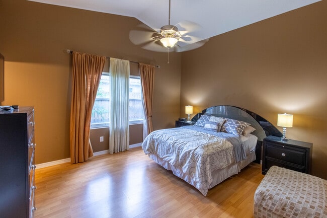 Building Photo - 10746 Oak Bend Way