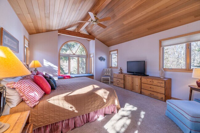 Building Photo - Attached garage! Beautiful views! Heart of...