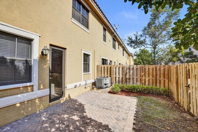 Building Photo - Gorgeous Townhome in Parkland