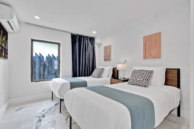 Building Photo - 1712 NE 18th Ave