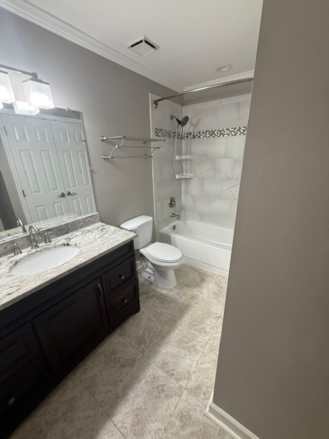 Building Photo - Lovely and Spacious 3 Bedroom 2.5 Bathroom...