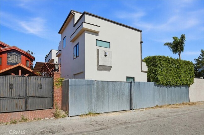 Building Photo - 425 N Alfred St