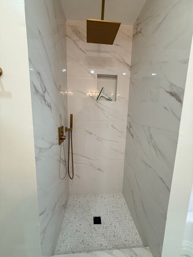 Building Photo - 3Bd House w/ HUGE Yard + RV Parking + New Appliances!