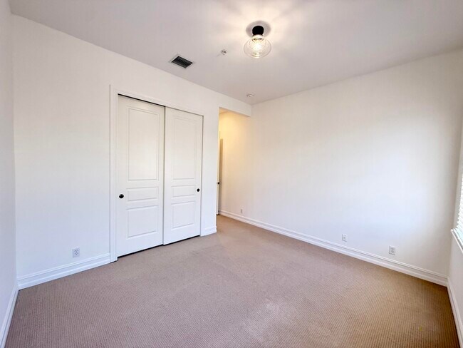 Building Photo - 319 Flamingo Dr
