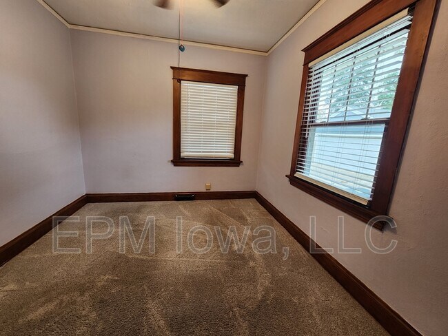 Building Photo - 1119 Maplewood Dr NE