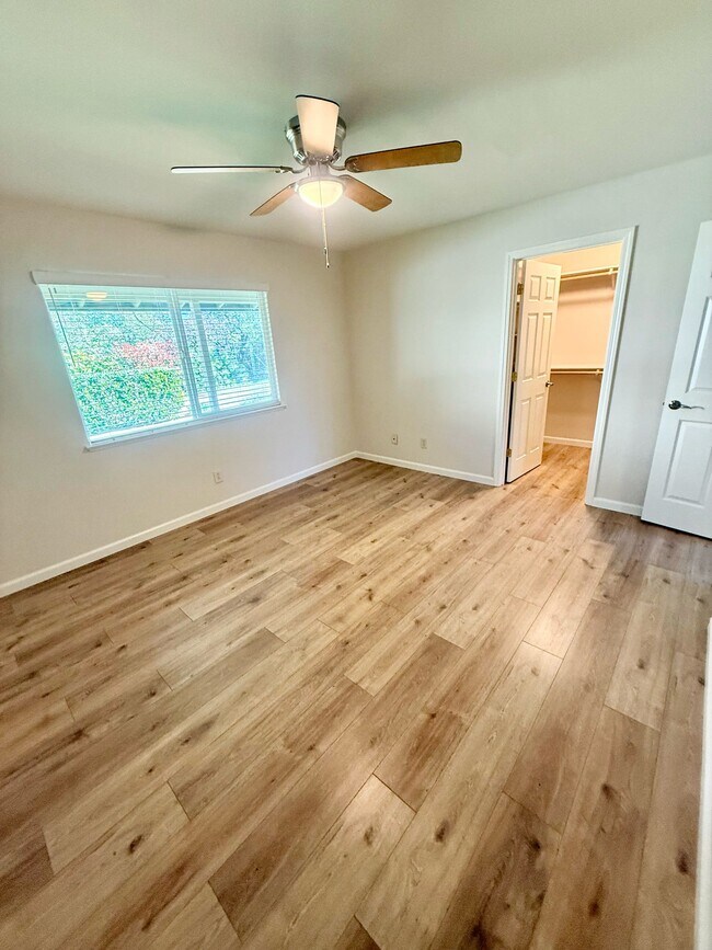 Building Photo - 240 Scholtz Ave