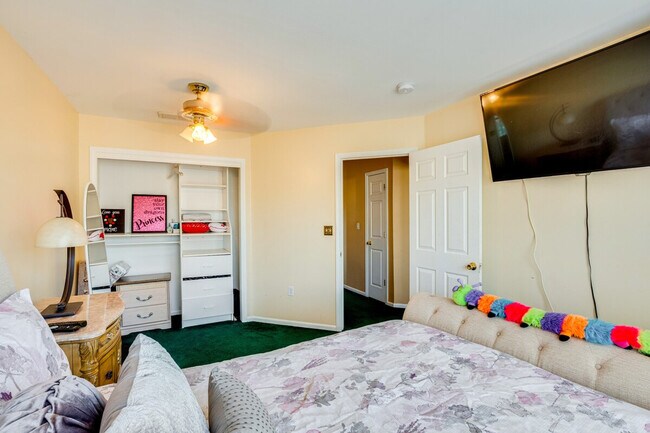 Building Photo - 14 Normandy Dr