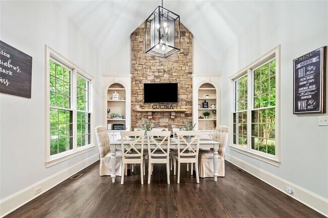 Building Photo - 882 Hallbrook Ln
