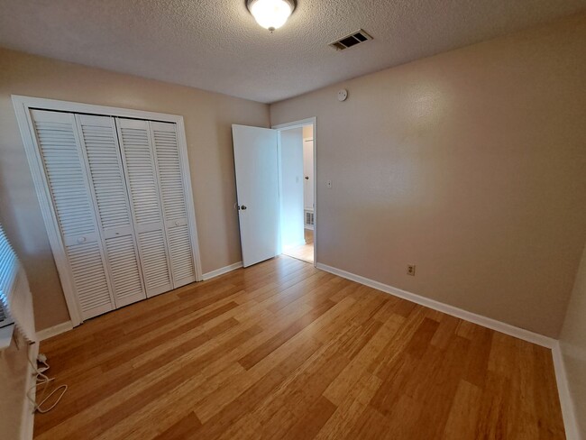 Building Photo - Remodeled 3BR/2BA home in great central lo...