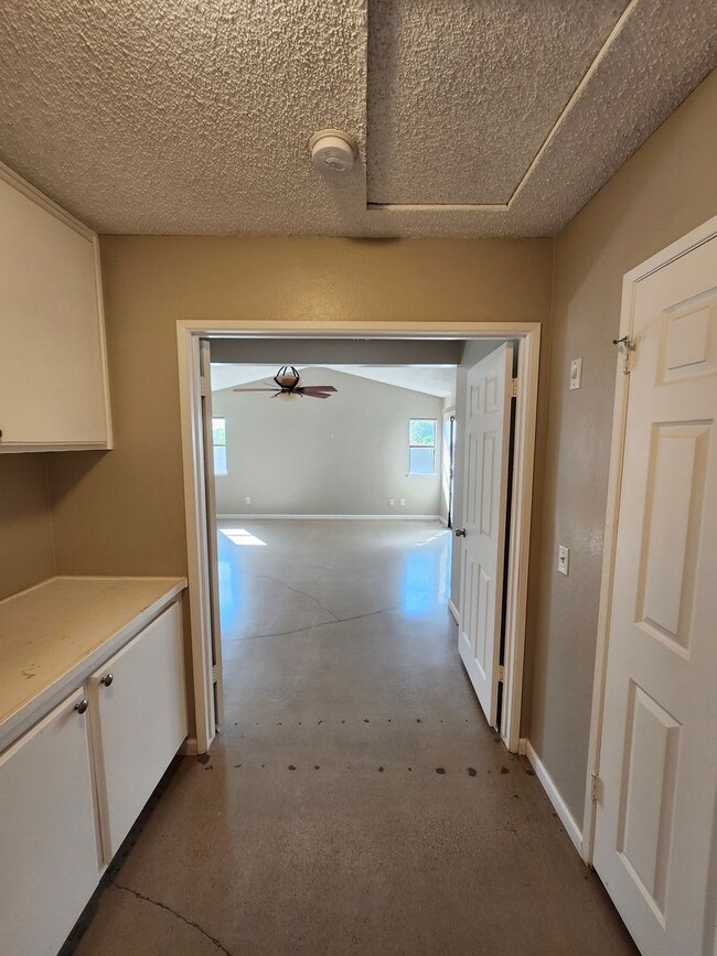 Building Photo - Charming Single-Story Home