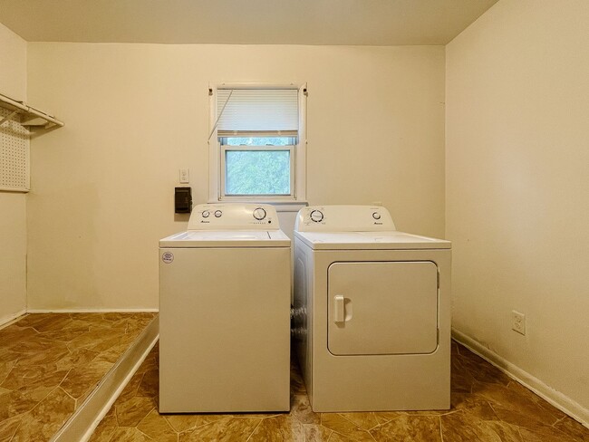 Building Photo - In-Unit Washer/Dryer