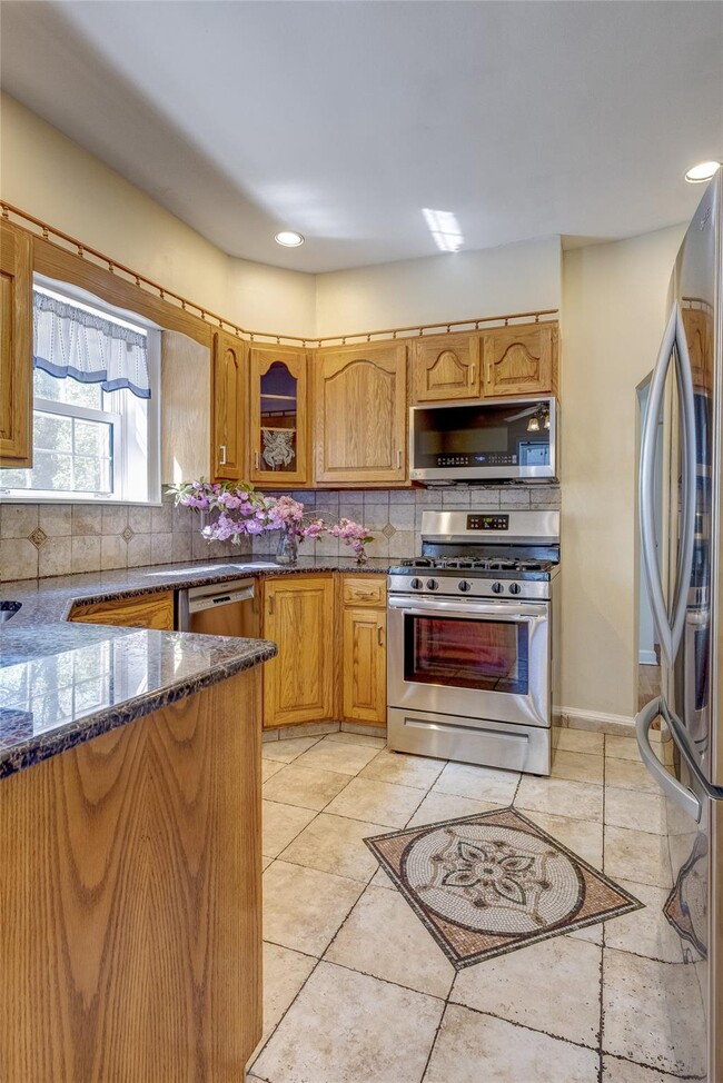 Building Photo - 3 Woodmere Ln