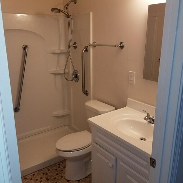 Building Photo - 16 Duplex Ct