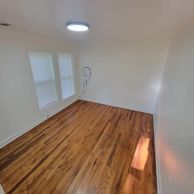 Building Photo - 3/1-Livingston City Limits-Finished Attic ...