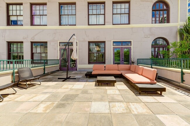 Building Photo - Designer condo with a private rooftop terrace