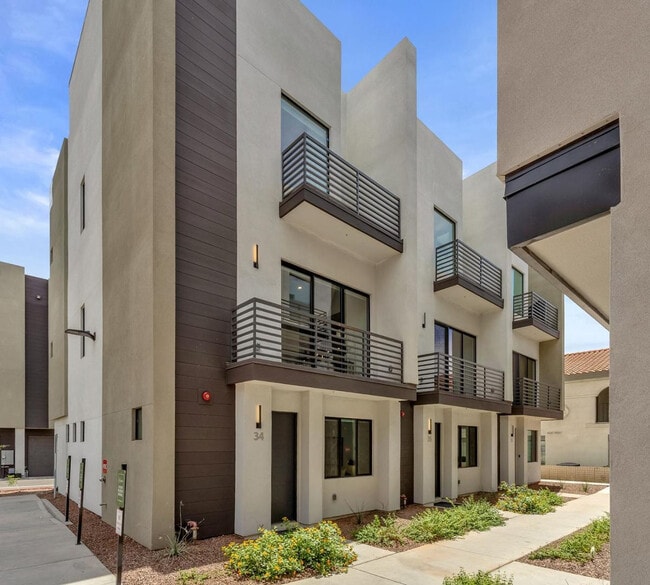 Building Photo - 4220 N 32nd St