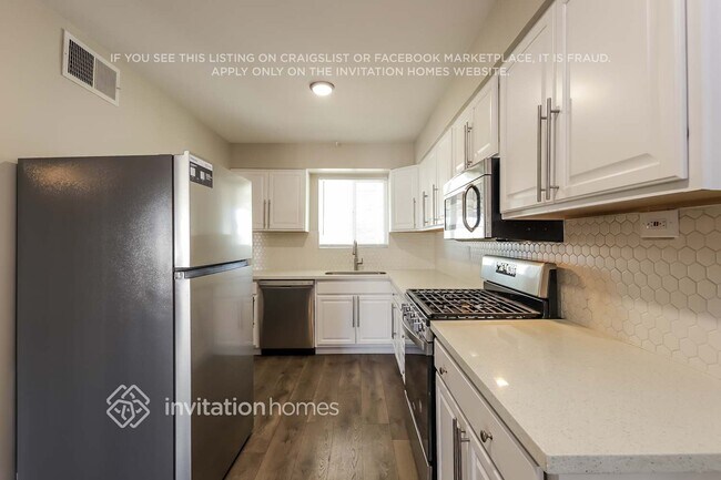 Building Photo - 2133 W Palmaire Ave