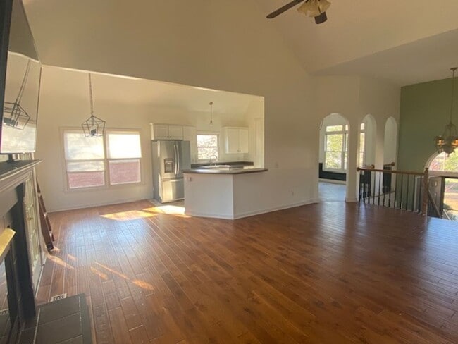 Building Photo - Coming Soon! Great home near the lake and ...