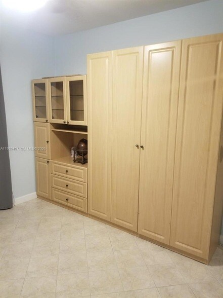 Building Photo - 2500 Parkview Dr