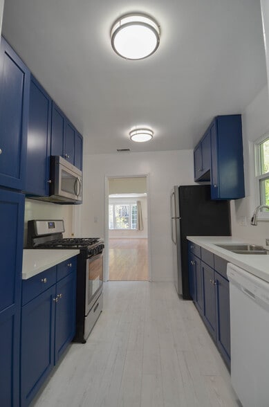 Building Photo - 3246 Barham Blvd
