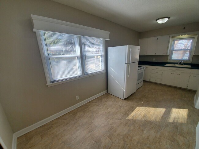 Building Photo - 2 bedroom, 1 bathroom with 1 car garage!