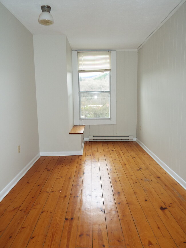 Building Photo - Spacious 2 bedroom 1 bath Loft above Real ...