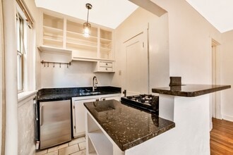 Building Photo - Top Floor Studio In Cap Hill Available NOW!