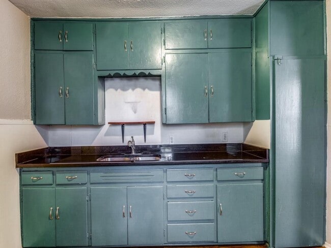 Building Photo - 1136 Garland Ave