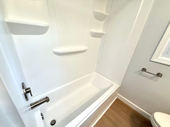 Building Photo - Beautifully renovated 3-bedroom, 1-bathroo...