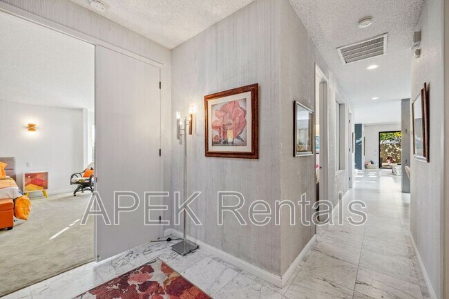 Building Photo - 1317 E Amado Rd