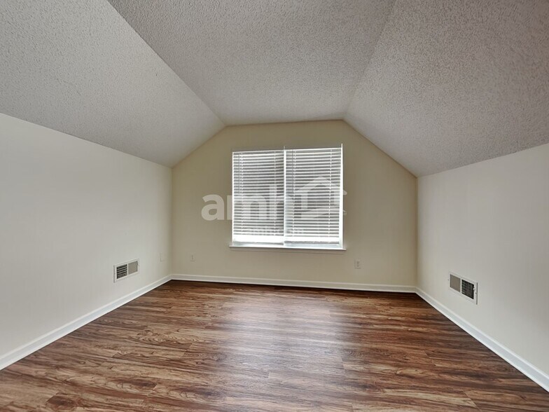 Building Photo - 6335 Dumont Ln