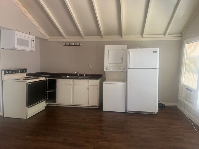 Building Photo - 1 Bed 1 Bath Close to Tech Move in Ready!