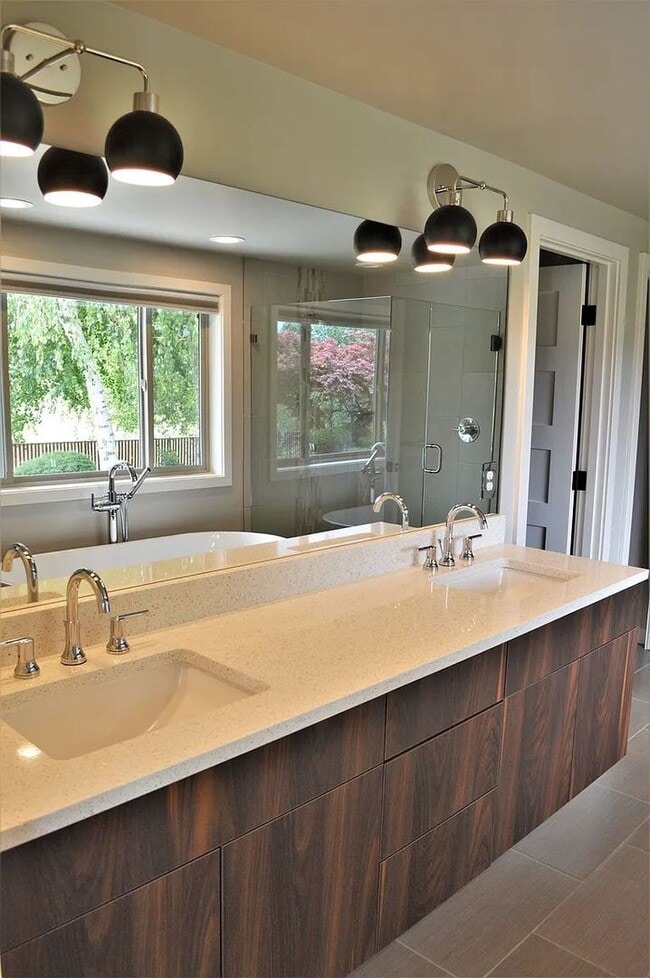 Building Photo - 4 Bedrooms, Pool & Golf Course Views!
