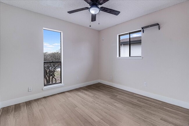 Building Photo - 985 Crossbill St