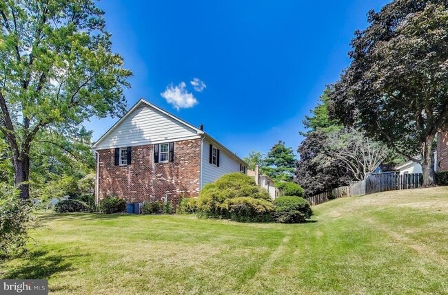 Building Photo - 1718 Crestview Dr