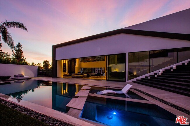 Building Photo - 2210 Bowmont Dr