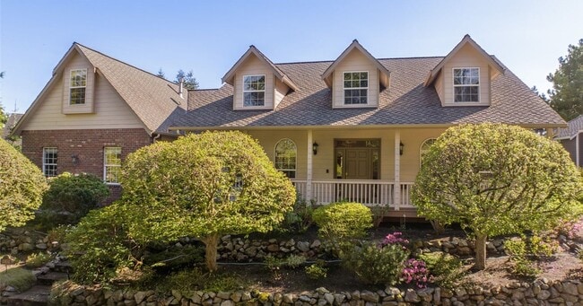 Primary Photo - 3 Bed, 2 Bath PLUS Bonus Room SHORT TERM R...