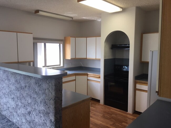 Building Photo - Spacious Cedar City Home with Scenic Mount...