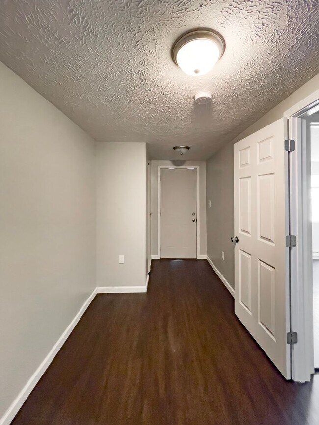 Building Photo - PRELEASING for AUGUST! 5 Bedroom, 3 Bathroom Home Close to Campus: In-Unit Washer and Dryer