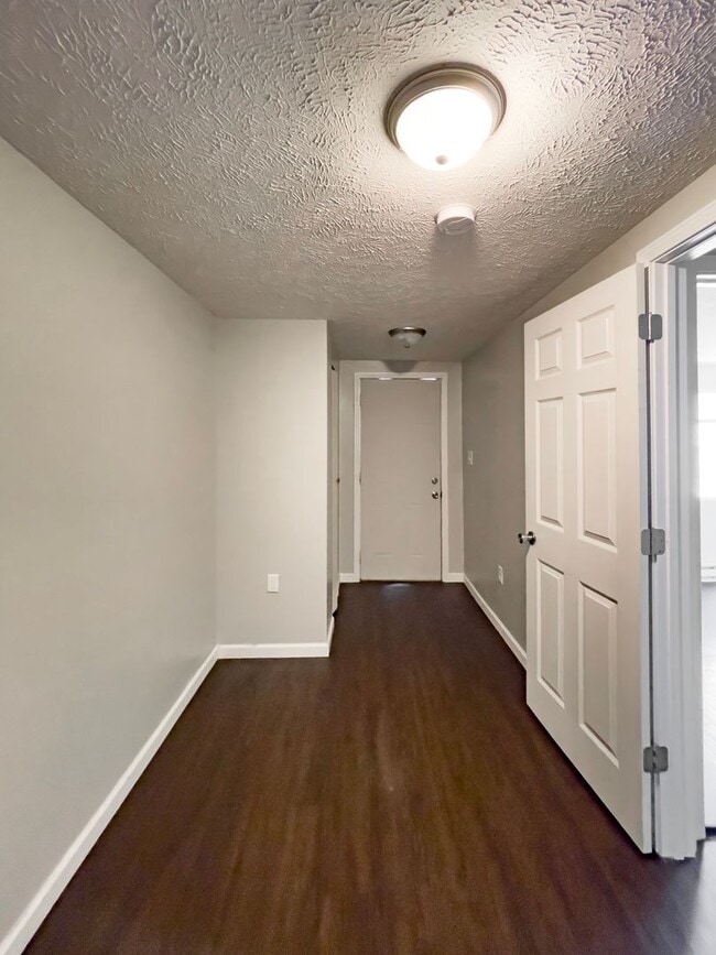 Building Photo - PRELEASING for AUGUST! Close to Campus: In-Unit Washer and Dryer