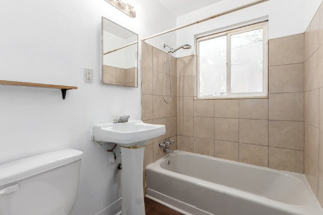 Building Photo - 981 Lansing St