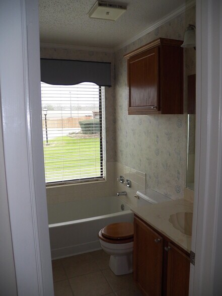 Hall Bath with tub - 400 W South Town Dr