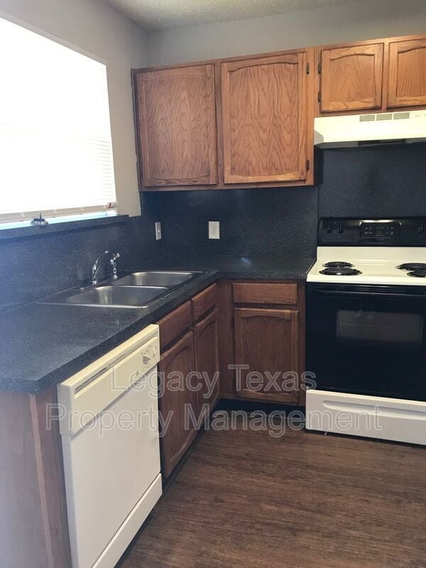 Building Photo - 1409 Courtney Pl