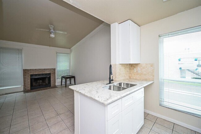 Building Photo - 3900 Woodchase Dr