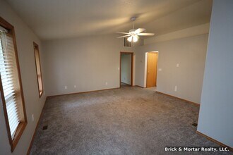 Building Photo - 3 Bedroom, 2 bath house with A/C!