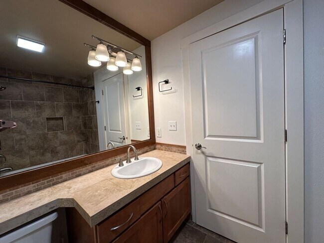 Building Photo - 1 bedroom top floor condo home in Stadium ...