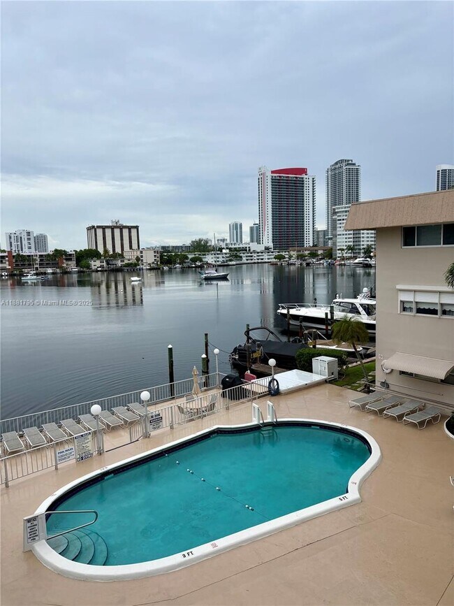 Building Photo - 300 Golden Isles Dr