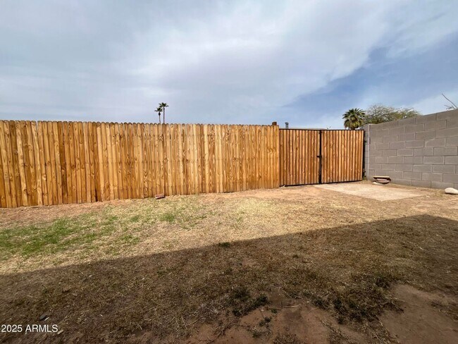 Building Photo - Amazing 3 Bedroom 2 Bath home in Tempe
