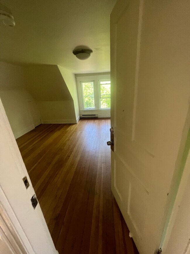 Building Photo - 52 Hickok Pl